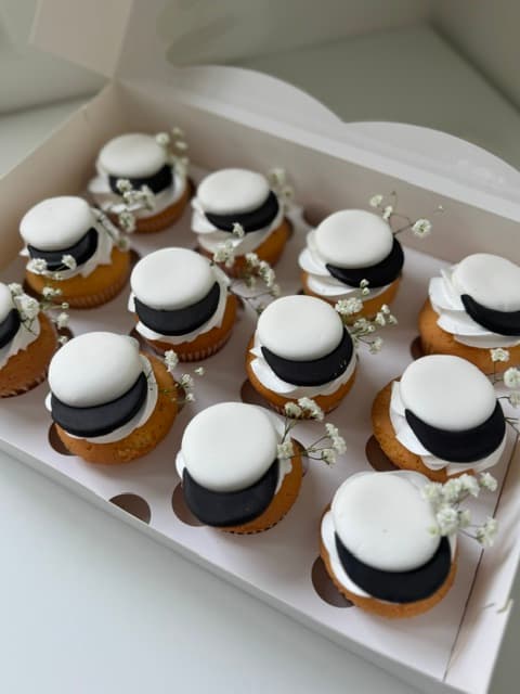 Eleganta svart-vita cupcakes
